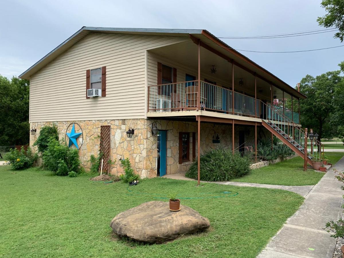 Diamond H Lodge B&B Bandera Exterior photo